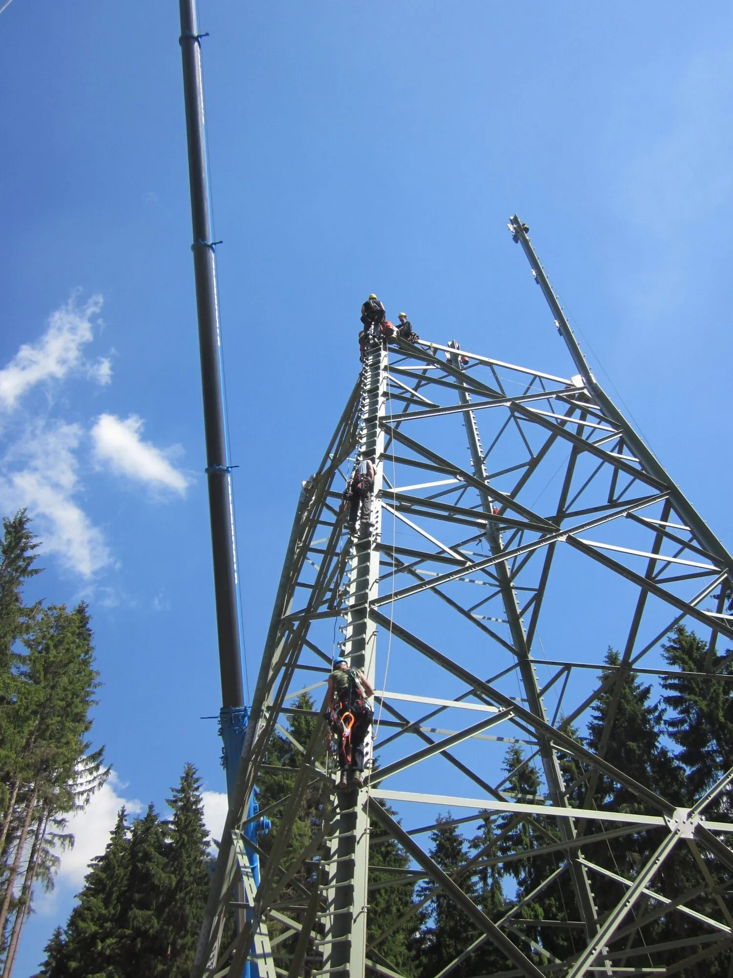 Monteure an einem Mast einer 380-kV-Leitung