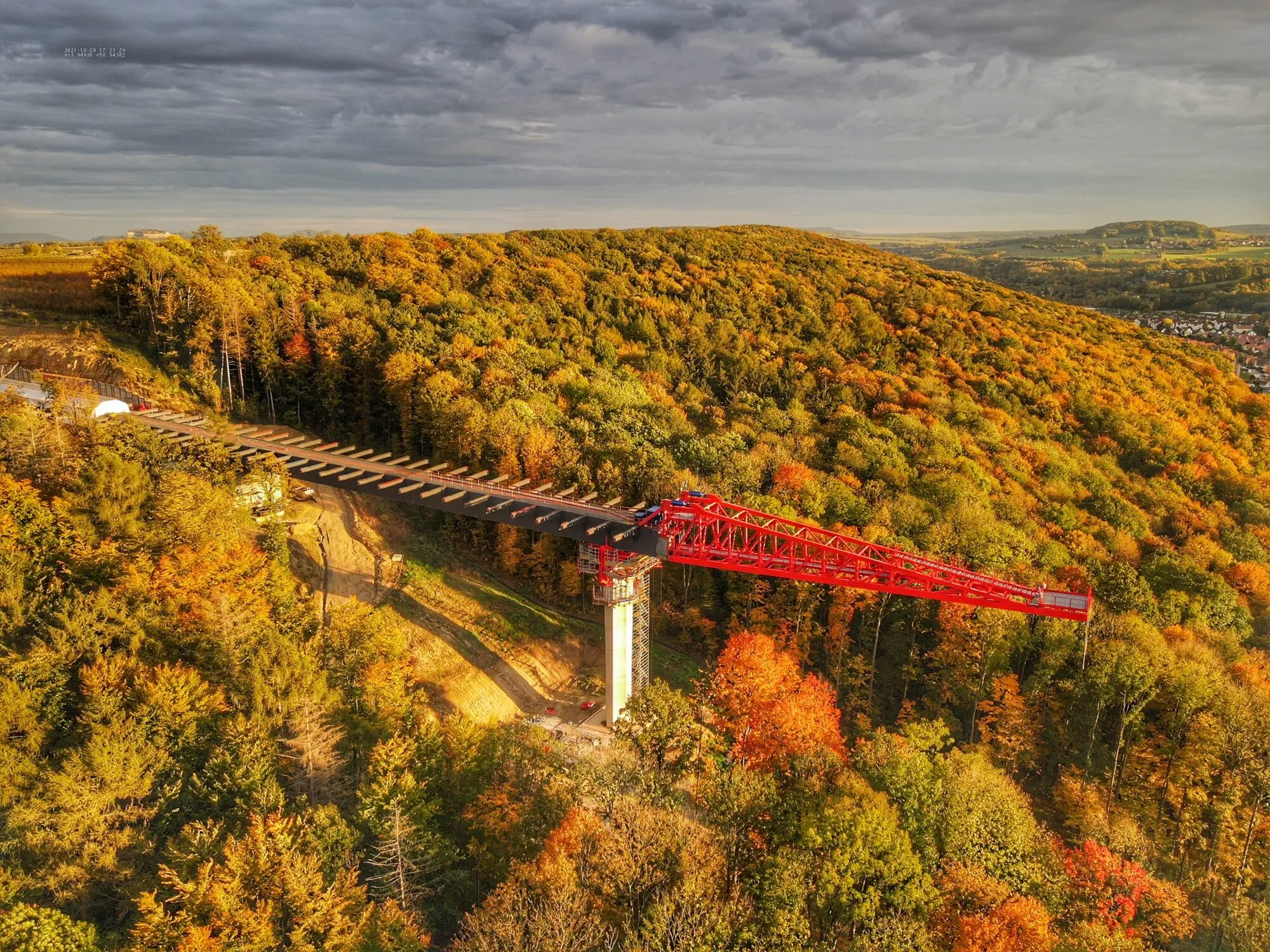 Luftbild der Gottleubatalbrücke im Bau, umgeben von herbstlichem Wald