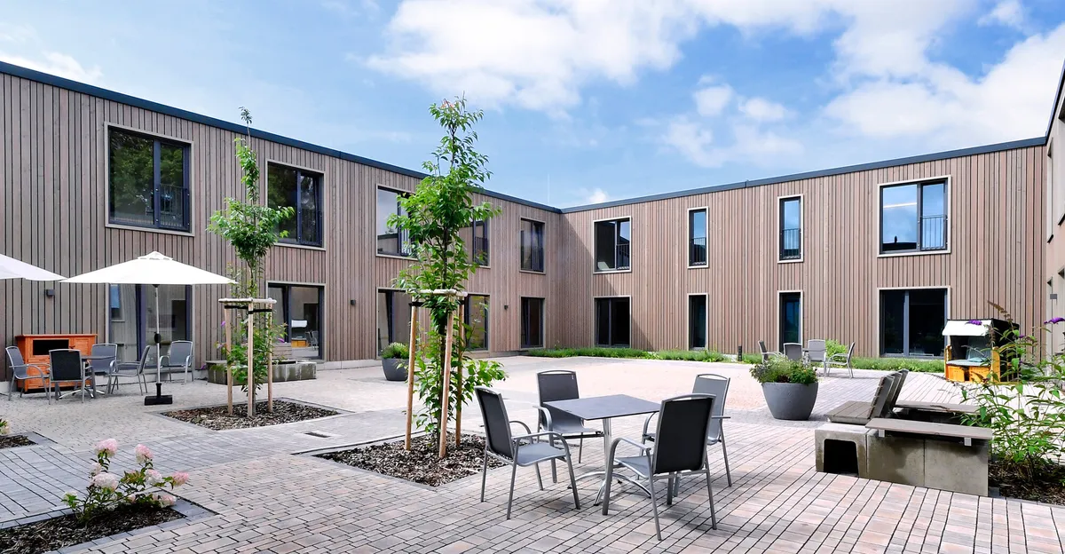Innenhof einer neu gebauten Seniorenwohnanlage