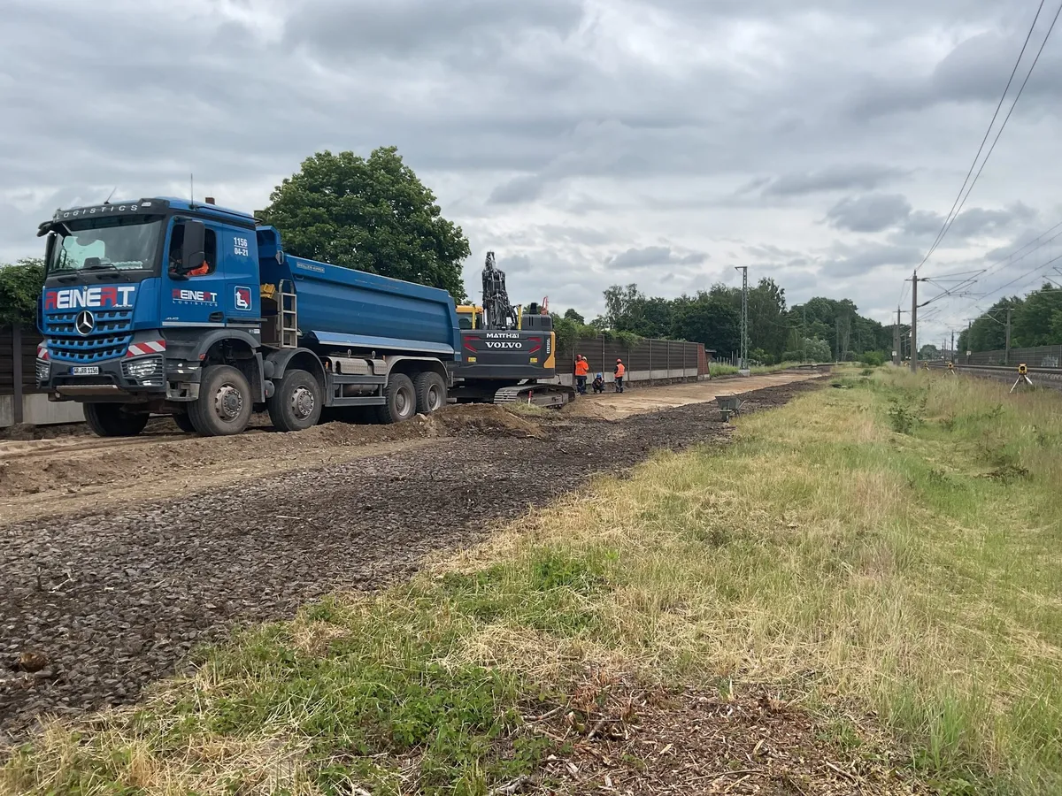 Lkw auf dem Planum der Bahnstrecke Hannover–Berlin